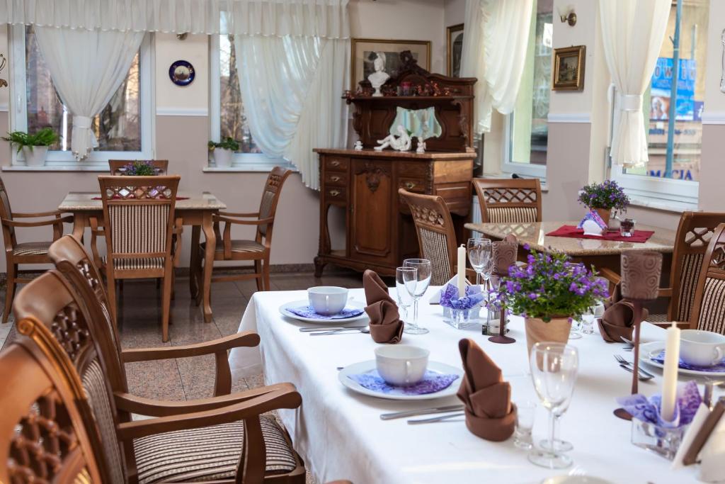 若雷斯达姆林酒店的用餐室配有桌椅和鲜花