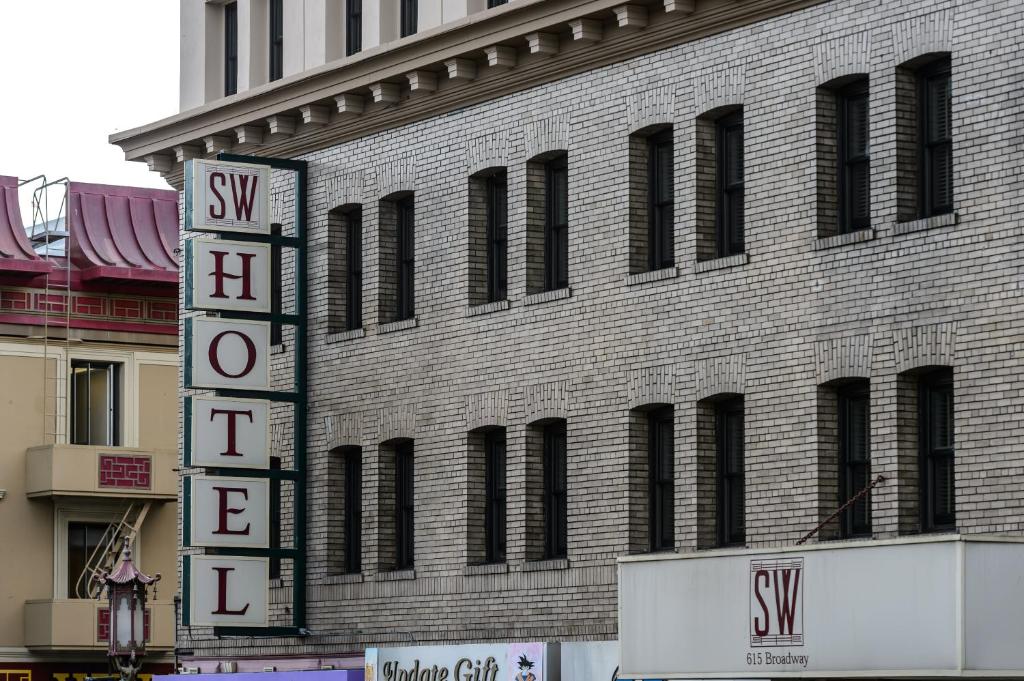 旧金山SW酒店的一座大砖砌建筑,标有酒店标志