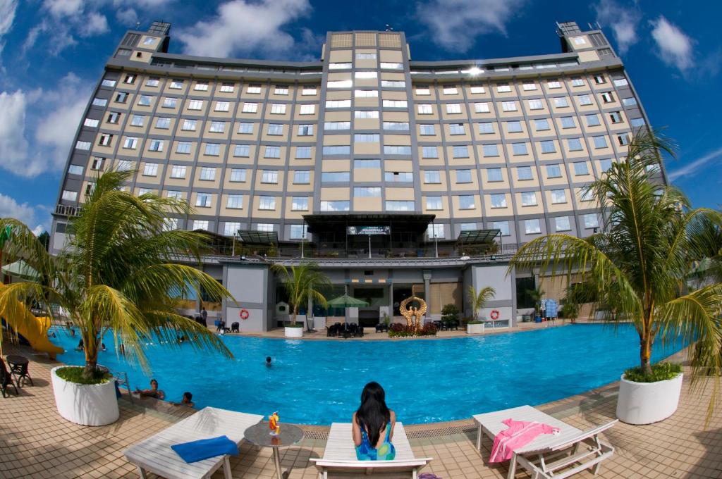 名古屋金景酒店的前面有一个游泳池的酒店
