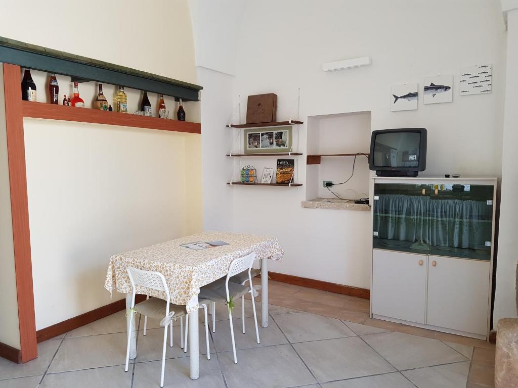 韦列Casavacanze Salento Spani的一间带桌子和小冰箱的小厨房