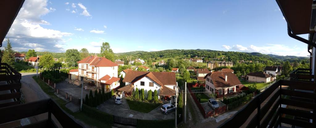 Gornja ToplicaApartment Krstin Banja Vrujci的享有村庄的房屋和树木美景