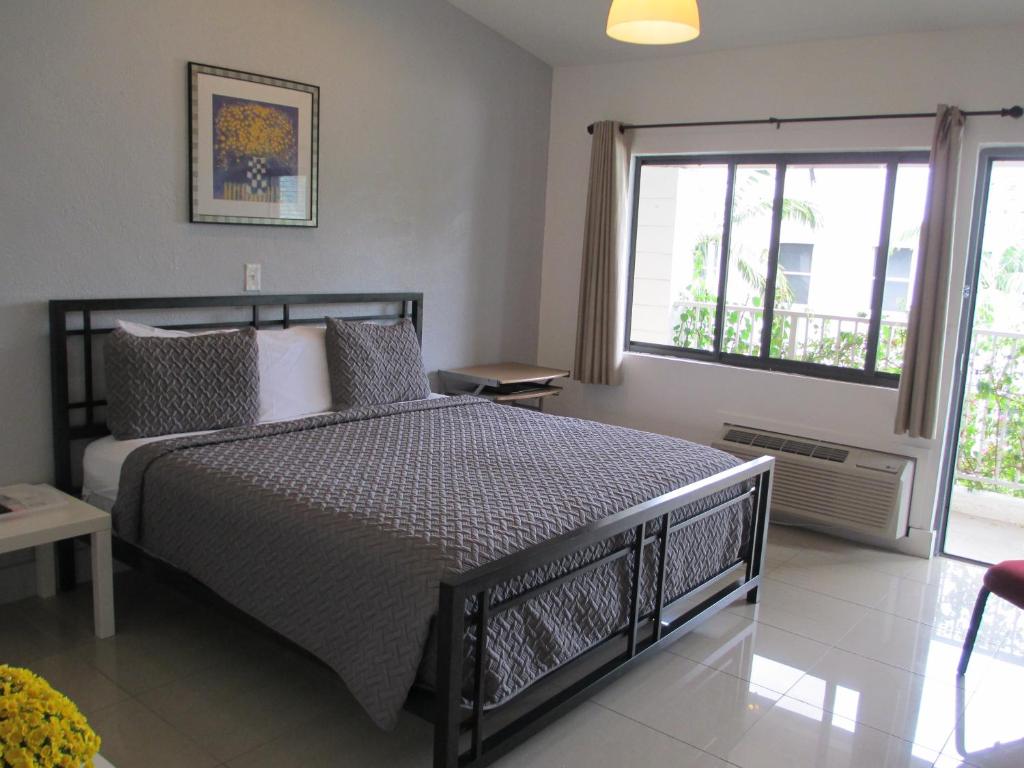 迈阿密夏利马尔汽车旅馆的一间卧室设有一张床和一个大窗户