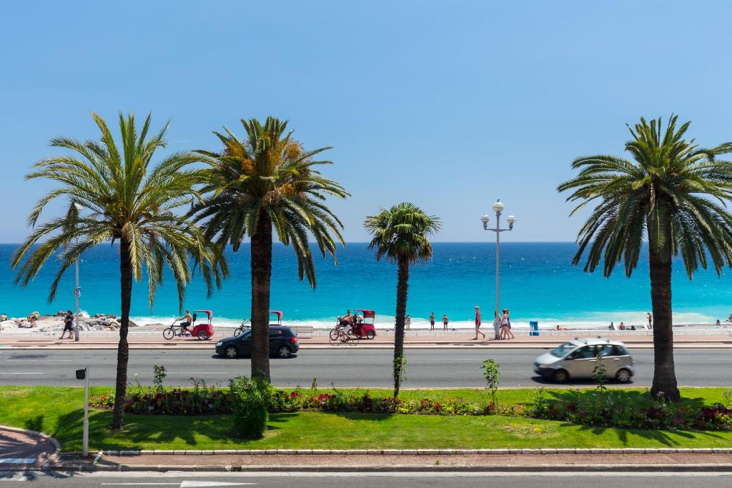 尼斯海滨美丽公寓的一条棕榈树和海滩的街道