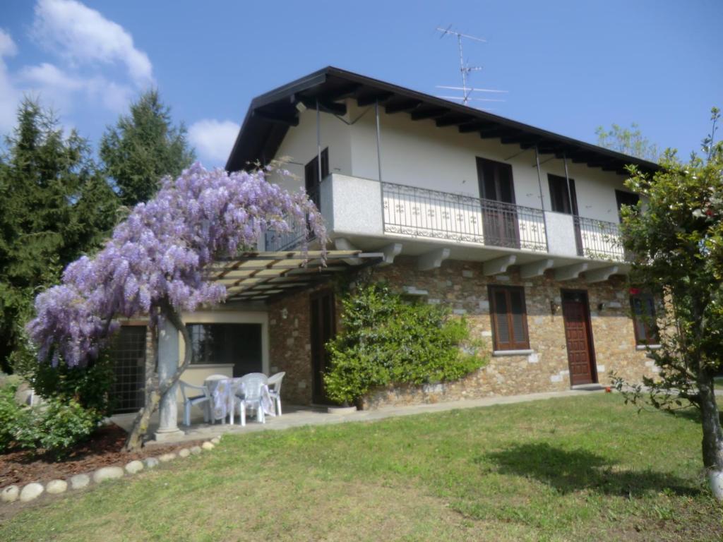 内比乌诺casale Cadeloro的前面有紫藤树的房子