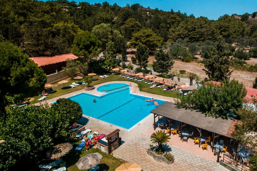 法里拉基阿卡萨公寓式酒店的享有度假村游泳池的空中景致