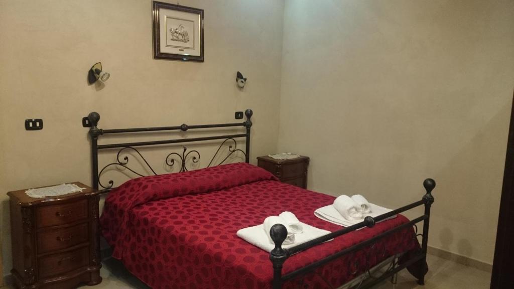 阿沃拉福多尔旅馆 的一间卧室配有红色的床和毛巾
