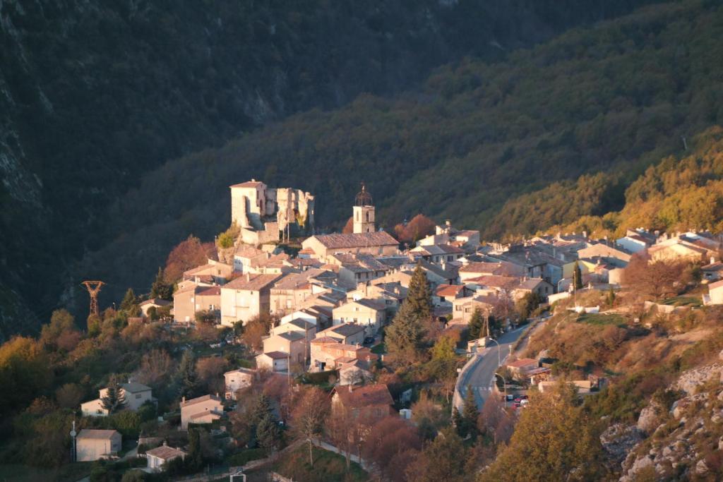 格雷奥利埃勒内格斯Au Pied du Château的山丘上的小镇