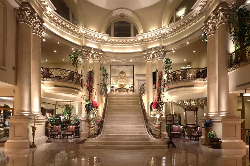 蒙特雷萨菲奢华皇谷酒店的大楼内带楼梯的大堂