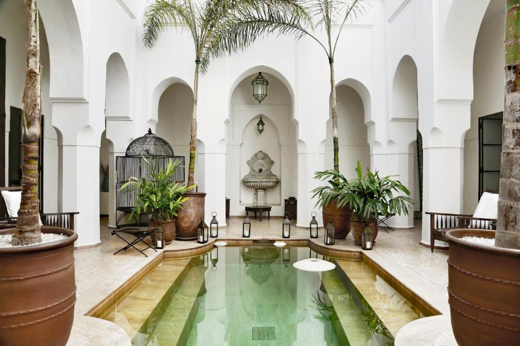 马拉喀什摩达摩洛哥传统庭院住宅的棕榈树建筑中间的室内游泳池
