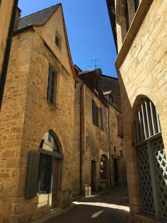 萨尔拉拉卡内达Maison de Charme dans la Cité的老石头建筑中的一条小巷