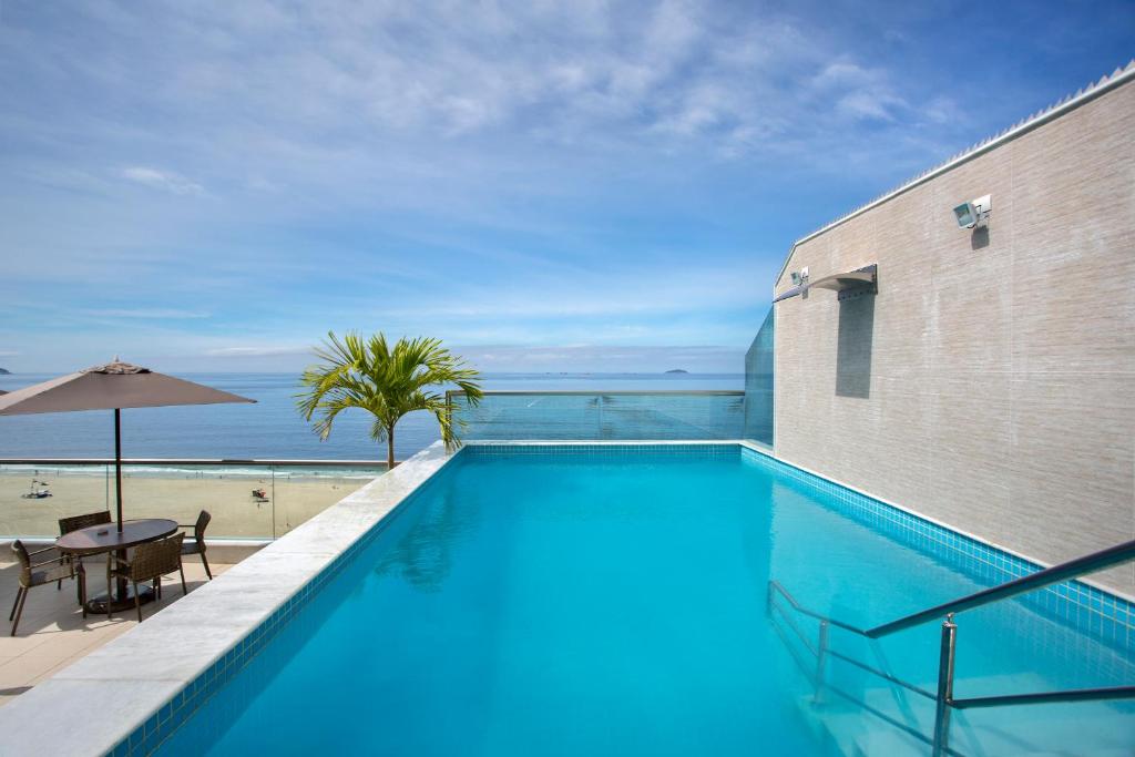 里约热内卢阿特兰蒂寇海滩酒店的享有海滩景致的游泳池
