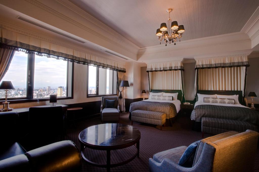 大阪大阪蒙特利格拉斯米尔酒店的酒店客房,设有两张床和一张沙发