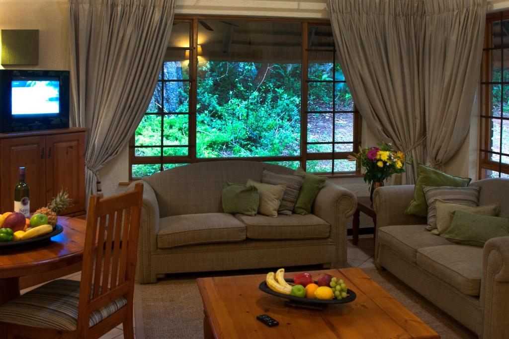 雾观Kruger Park Lodge Unit No. 543的客厅配有沙发和桌子