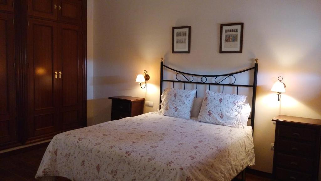 阿拉色那Casa Rural La Era 2 - Adults Only的一间卧室配有一张带两盏灯的床。