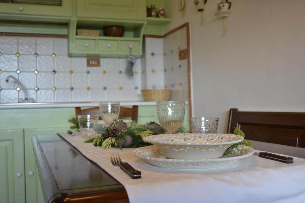 罗卡拉索Number 51的厨房配有带碗和玻璃杯的柜台