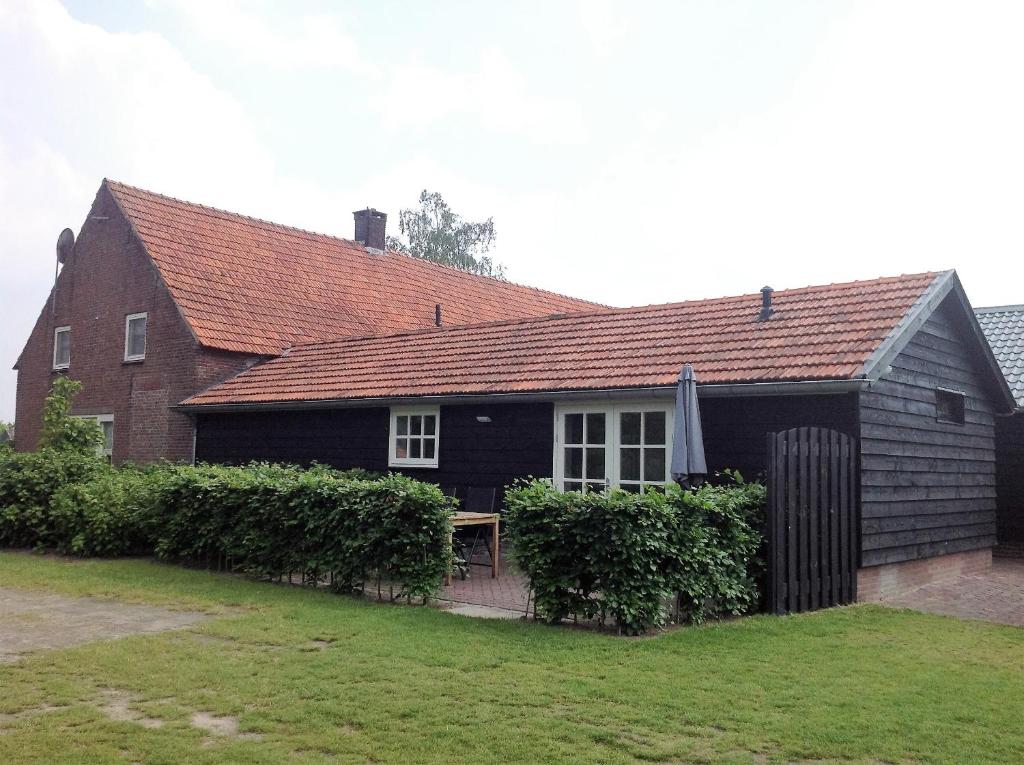 比兹莫特De Zandkant的前面有长凳的黑房子