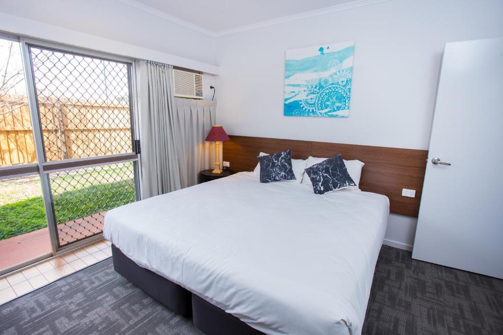 土乌巴威尔森图乌姆巴酒店的一间卧室设有一张大床和一个大窗户