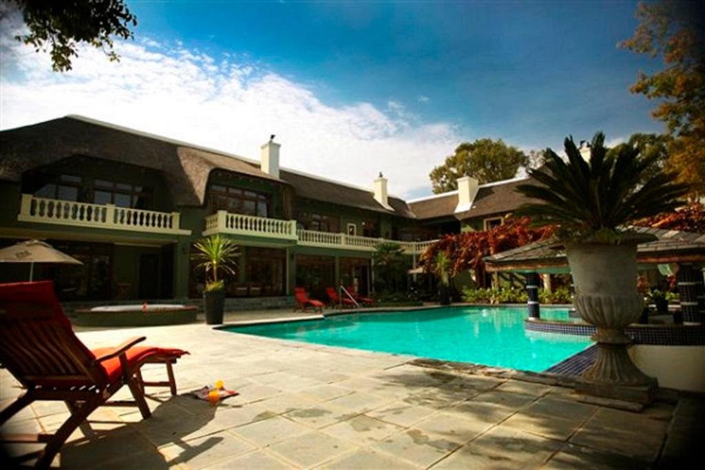 西萨默塞特里德格莫尔别墅酒店的一座大房子,前面设有一个游泳池