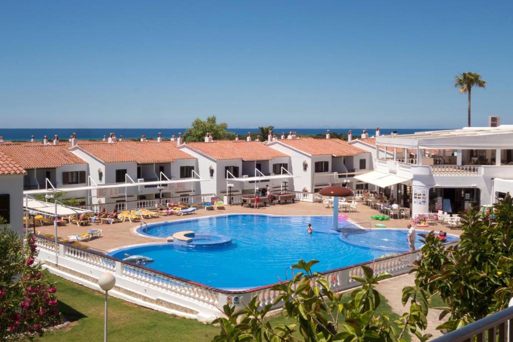 苏昂博Son Bou Playa Gold by Menorca Vacations的享有海滨度假胜地的游泳池景致