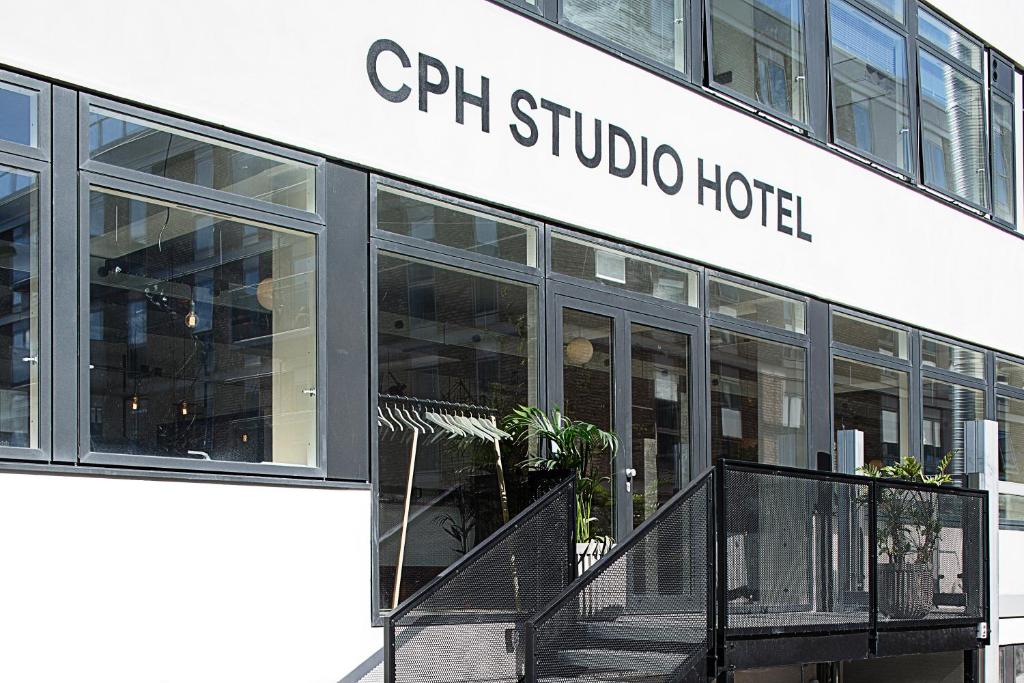 哥本哈根CPH一室公寓酒店的一座拥有菲律宾酒店入口的建筑
