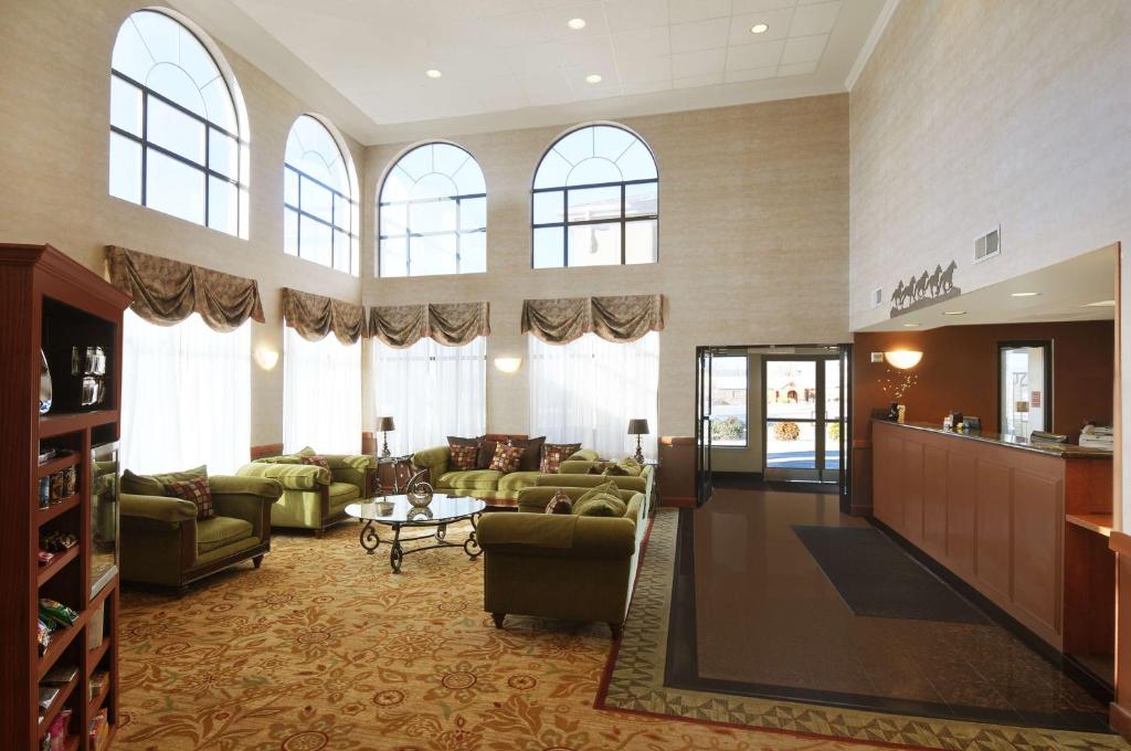 Graham格雷厄姆贝斯特韦斯特PLUS酒店的大型客厅设有绿色沙发和窗户