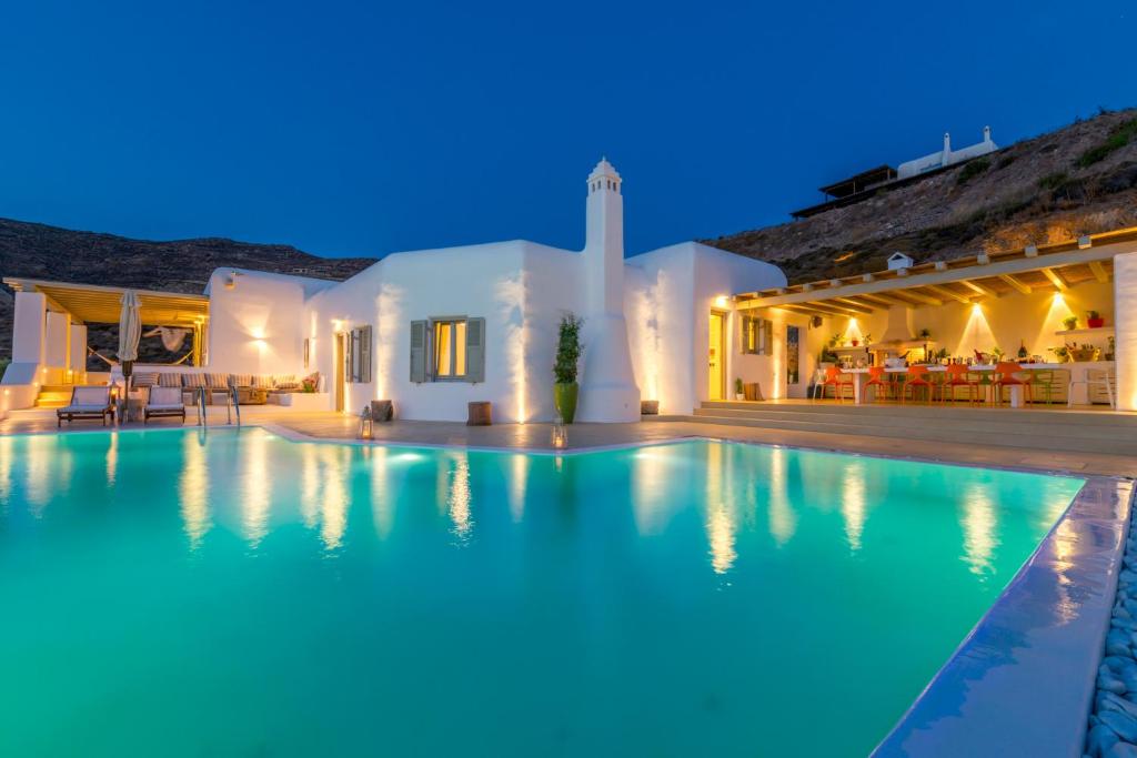 法蒂亚Villa Ftelia Boheme的夜间带游泳池的别墅