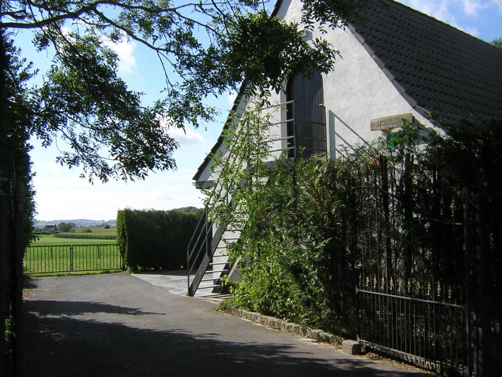 波佩林赫The Cosy Hill的一栋房子,旁边设有栅栏和楼梯