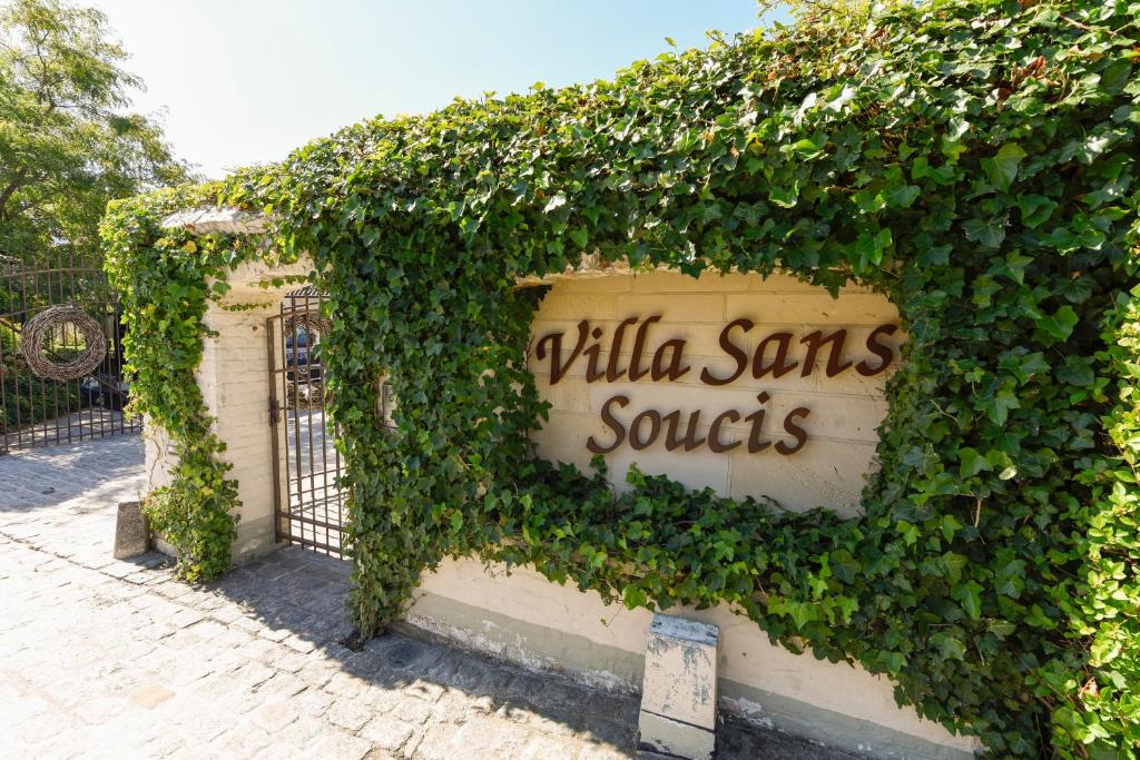 尼乌波特B&B Villa Sans Soucis的常春藤覆盖的建筑物,上面有标志