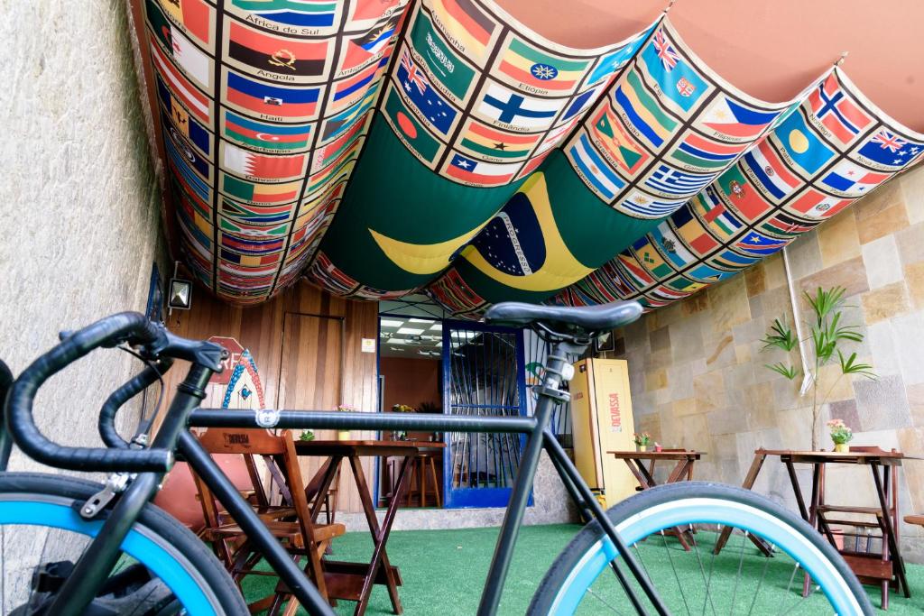 里约热内卢Maracanã Hostel的停在带窗帘的餐厅前的自行车
