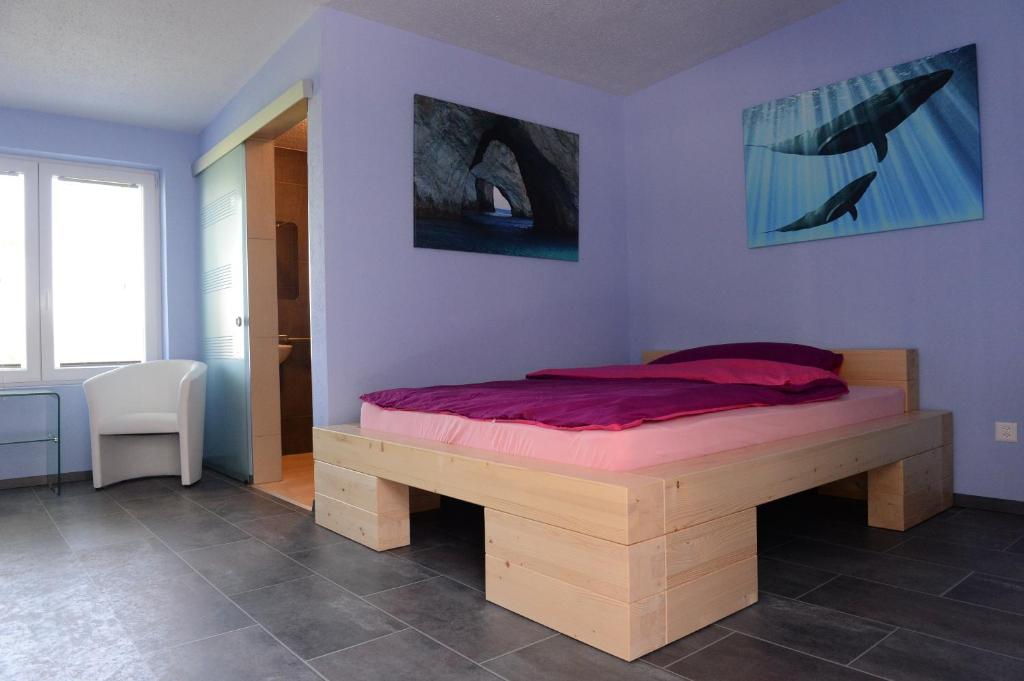 贝尔普MOTEL BELP Bern Airport的一间卧室配有一张木架床
