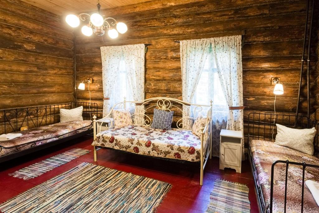 科斯特罗马贝仁德夫卡公园酒店的小木屋内一间卧室,配有一张床