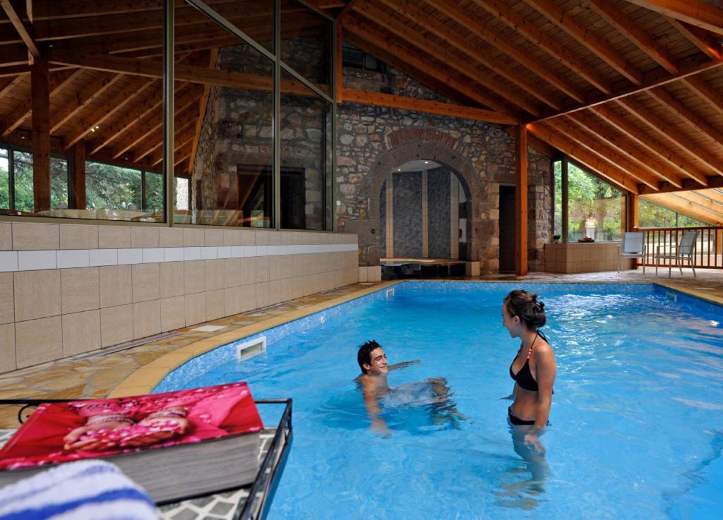 布里尤德拉萨皮涅尔酒店的游泳池里的女人和孩子