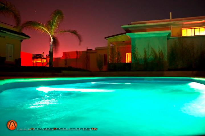 皮里亚波利斯Hotel Esmeralda的一座房子前方的蓝色灯光游泳池