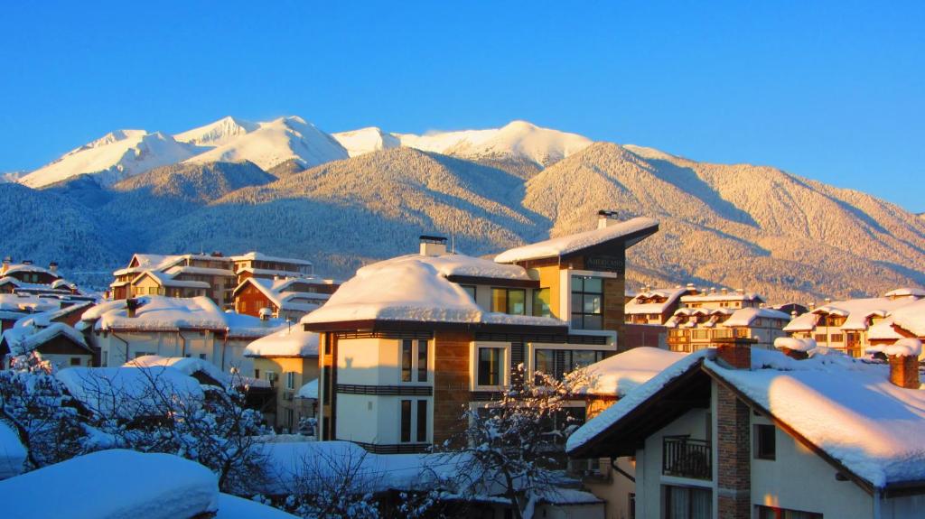 班斯科桑托班斯克家庭酒店的一座被雪覆盖的小镇,以群山为背景