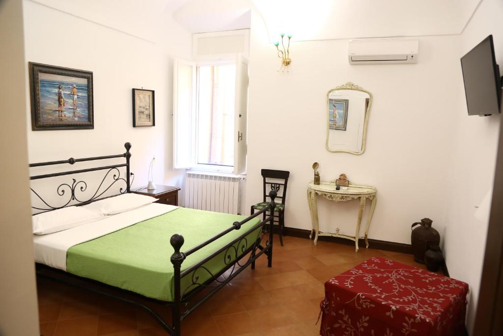 奥尔贝泰洛Antica Dimora的一间卧室配有一张床、一张桌子和一面镜子