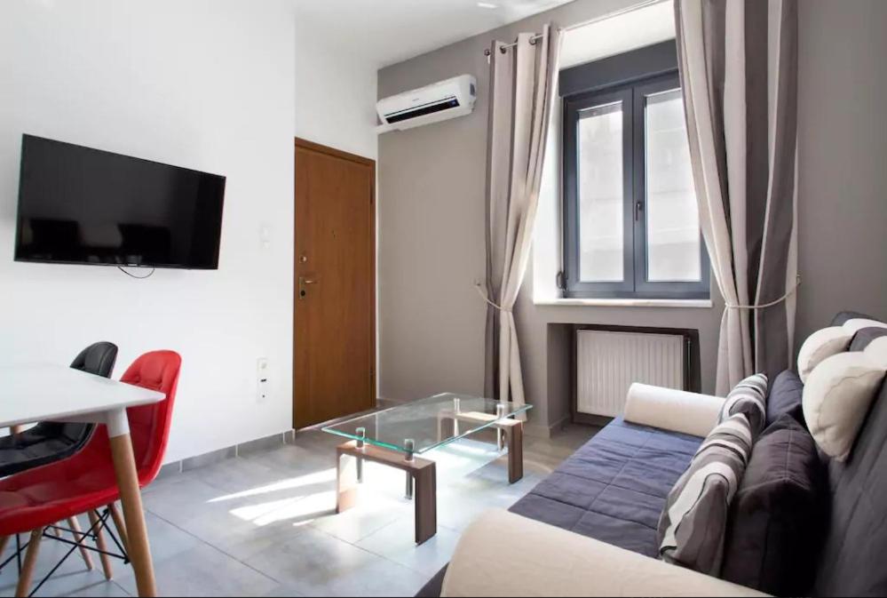 雅典Gazi Boutique Apartment 2的带沙发、桌子和电视的客厅