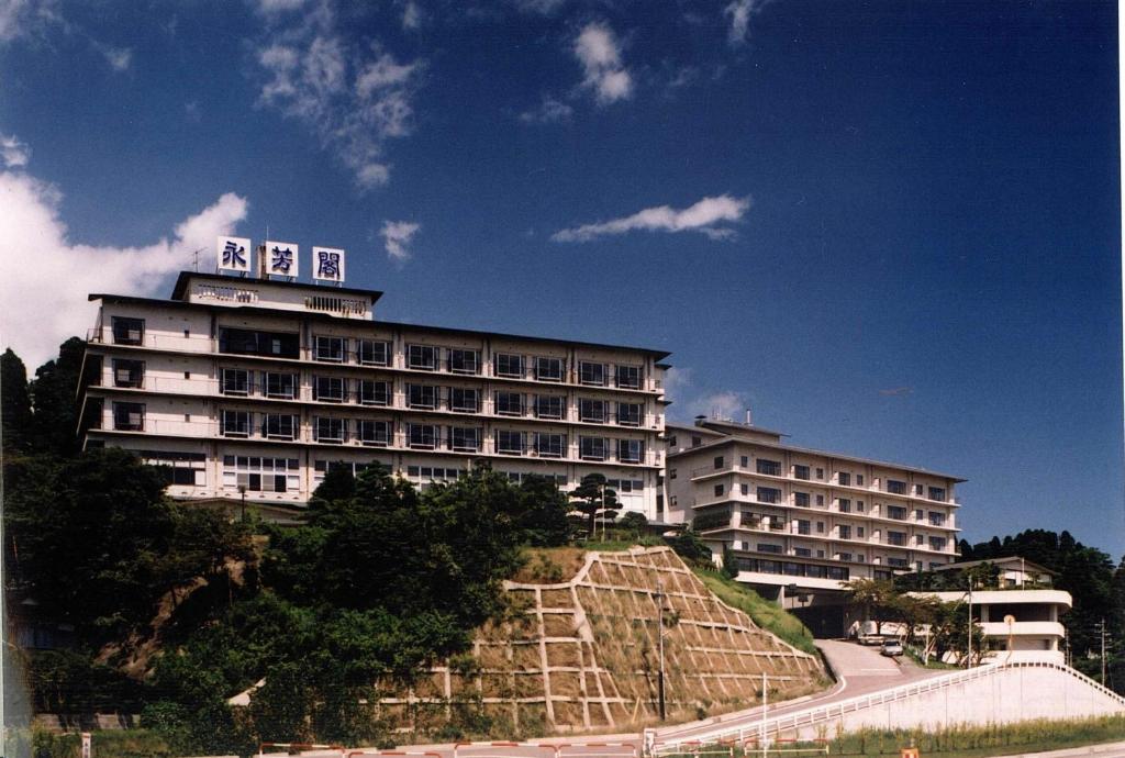 冰见市永芳阁酒店的山顶上一座大建筑