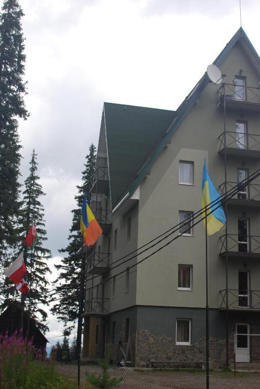 德拉格布拉特Zelena Dacha的前面有旗帜的建筑