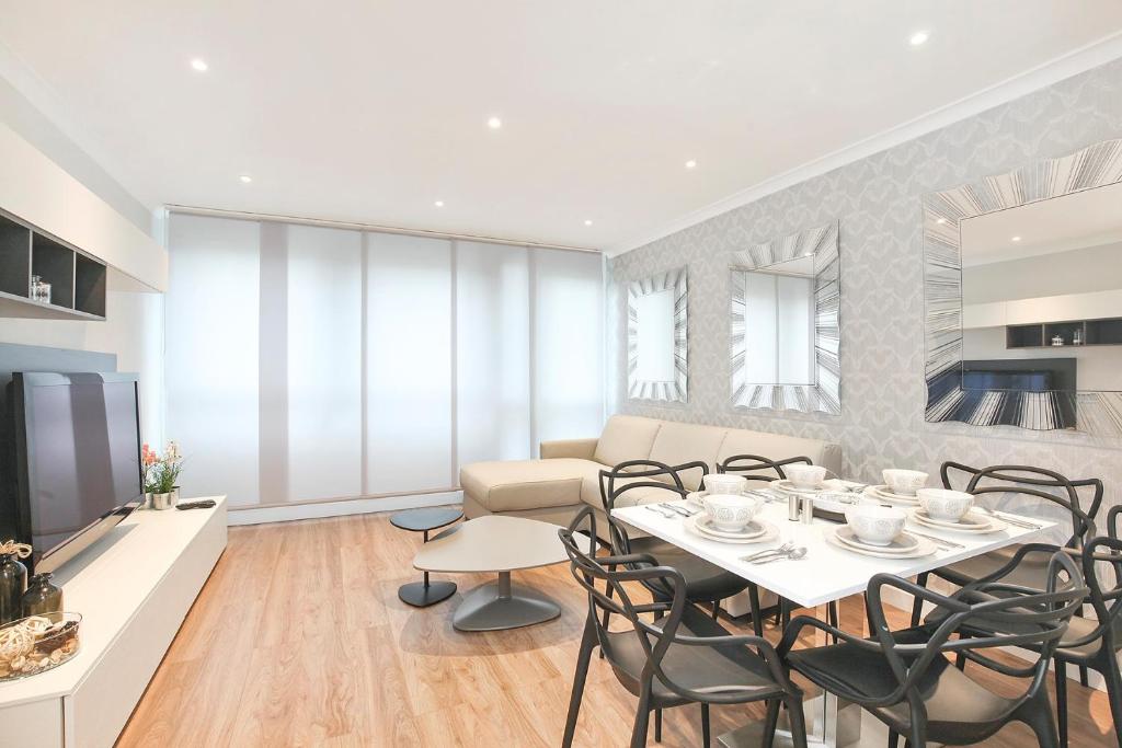 伦敦Sach's 2 Bedrooms Apartment - No lift的用餐室以及带桌椅的起居室。