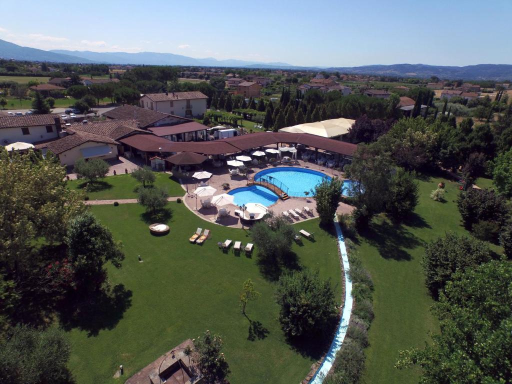 巴斯蒂亚乌姆布拉玛当那运动酒店的享有带游泳池的度假村的空中景致