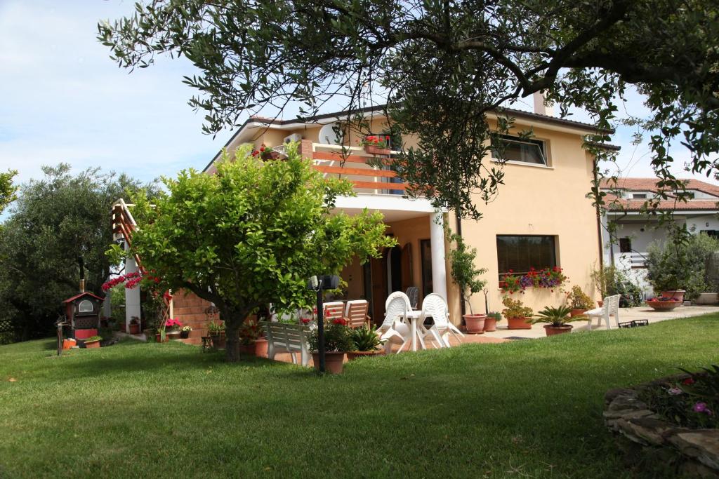 奥托纳La Collina del Riccio的前面有草坪的房子