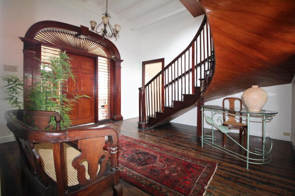 蒙特哥贝摩贝科奇旅馆的客厅设有楼梯、桌子和椅子