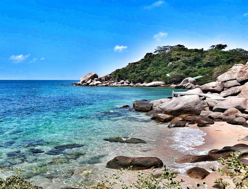 涛岛道通别墅2号旅馆的晴天,海滩上拥有岩石和海洋