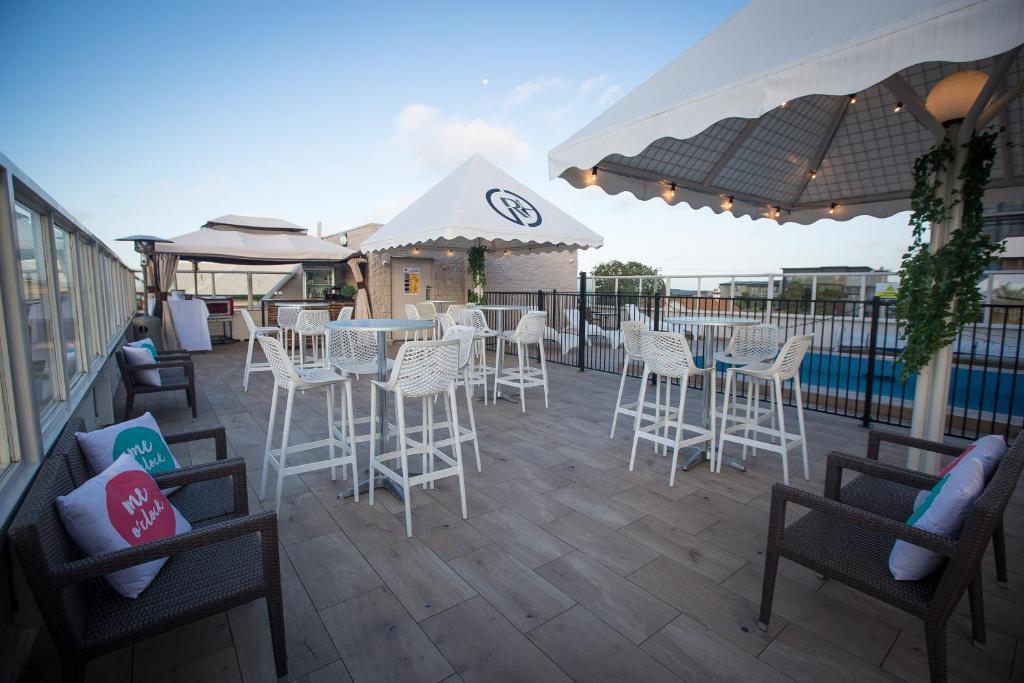 格拉德斯通格拉德斯通礁汽车旅馆的庭院配有白色的桌椅和遮阳伞。