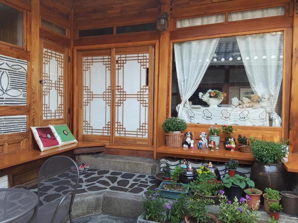 首尔达雅延韩屋公寓的一间有窗户的房间,里面种着一束植物