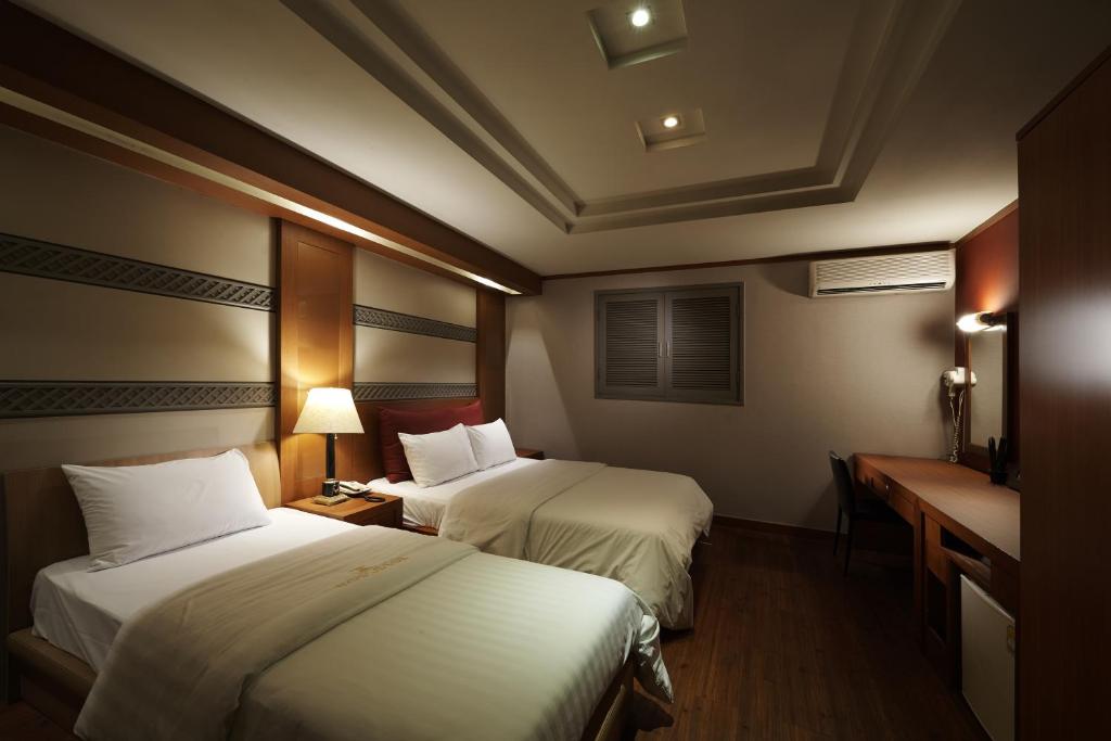 首尔驿三贵族酒店的酒店客房配有两张床和一张书桌