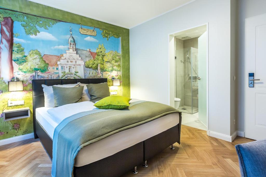 林根林根博格酒店的一间卧室配有一张壁画床