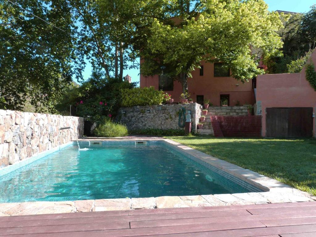 ArgenteraCasa Argentera的一座房子旁的院子内的游泳池