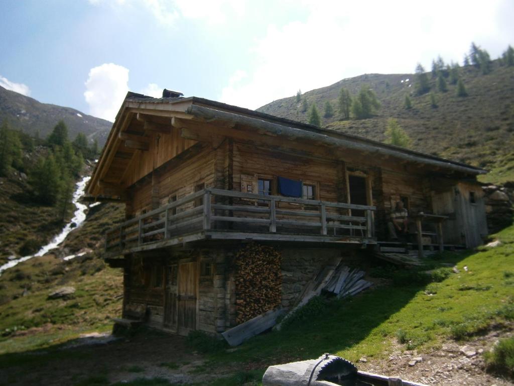 内维尔格拉滕SANDALM Almhütte (2096m)的山丘上的小木屋