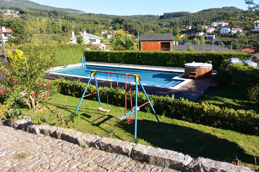 阿尔瓦伦加Casa do Lagar的庭院中带秋千的游泳池
